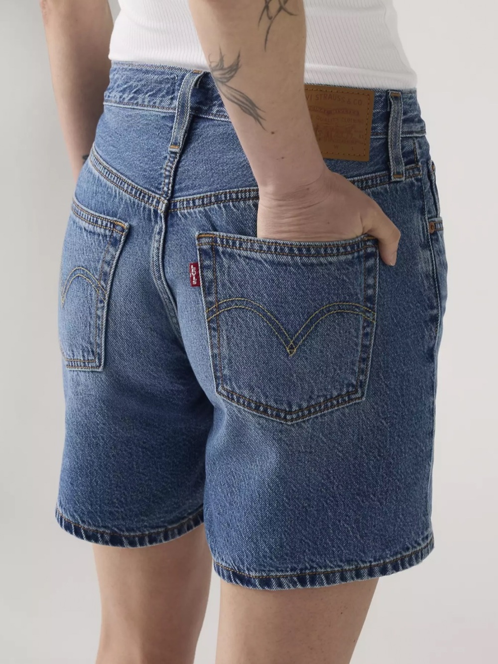 NWT Levi’s 501 Denim Mid Thigh Shorts